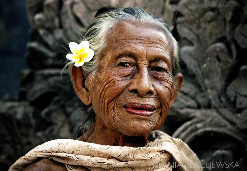 Лицами проживающих. Балийцы Бинтанг. Индонезия люди. Индонезийская старушка. Индонезия женщины.